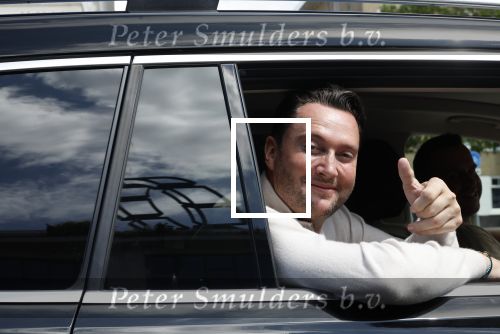 Amsterdam 10 juli 2024
Tino Martin zit achter in zijn auto en wordt gereden door chauffeur.