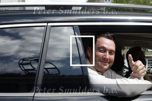 Amsterdam 10 juli 2024
Tino Martin zit achter in zijn auto en wordt gereden door chauffeur.