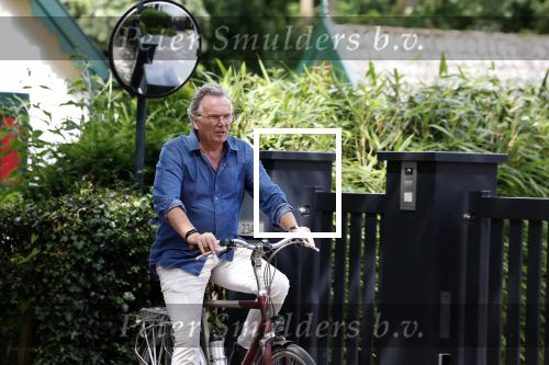 Laren Blaricum Huizen 8 juli 2024
Tom Egbers fietsen door het het gooi en genietend van het zonnetje .