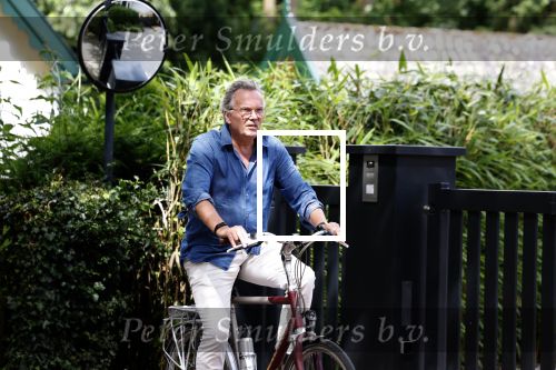 Laren Blaricum Huizen 8 juli 2024
Tom Egbers fietsen door het het gooi en genietend van het zonnetje .