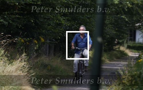 Laren Blaricum Huizen 8 juli 2024
Tom Egbers fietsen door het het gooi en genietend van het zonnetje .