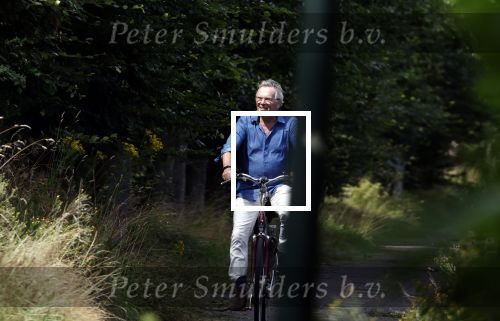 Laren Blaricum Huizen 8 juli 2024
Tom Egbers fietsen door het het gooi en genietend van het zonnetje .