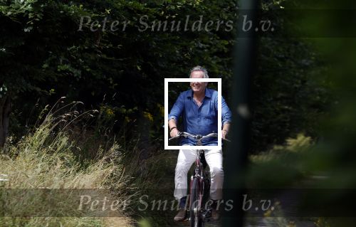 Laren Blaricum Huizen 8 juli 2024
Tom Egbers fietsen door het het gooi en genietend van het zonnetje .