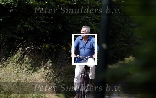 Laren Blaricum Huizen 8 juli 2024
Tom Egbers fietsen door het het gooi en genietend van het zonnetje .
