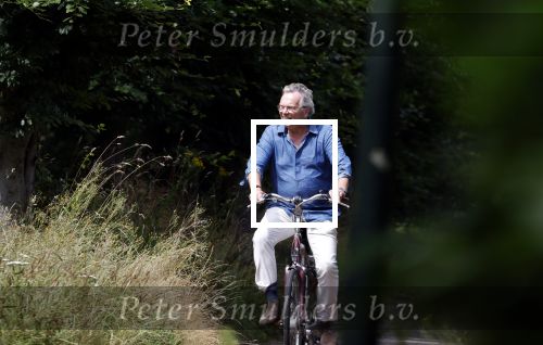 Laren Blaricum Huizen 8 juli 2024
Tom Egbers fietsen door het het gooi en genietend van het zonnetje .
