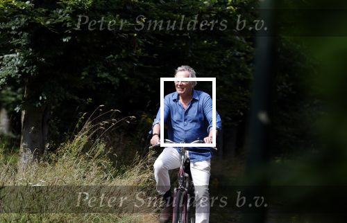 Laren Blaricum Huizen 8 juli 2024
Tom Egbers fietsen door het het gooi en genietend van het zonnetje .