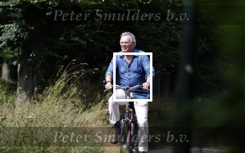 Laren Blaricum Huizen 8 juli 2024
Tom Egbers fietsen door het het gooi en genietend van het zonnetje .