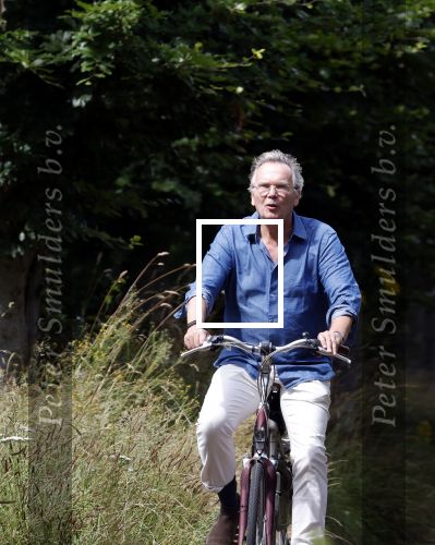 Laren Blaricum Huizen 8 juli 2024
Tom Egbers fietsen door het het gooi en genietend van het zonnetje .
