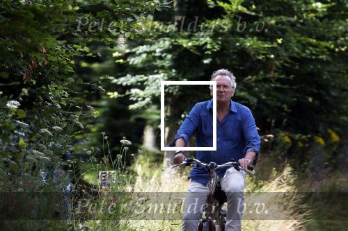 Laren Blaricum Huizen 8 juli 2024
Tom Egbers fietsen door het het gooi en genietend van het zonnetje .