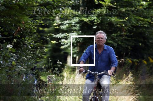 Laren Blaricum Huizen 8 juli 2024
Tom Egbers fietsen door het het gooi en genietend van het zonnetje .
