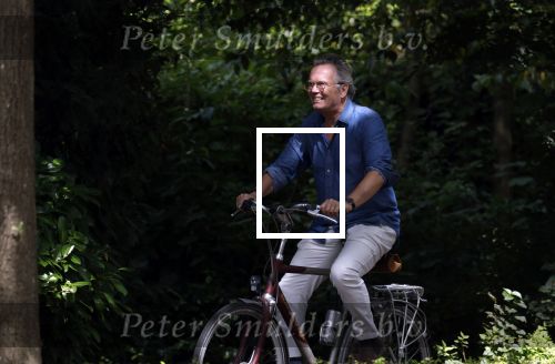 Laren Blaricum Huizen 8 juli 2024
Tom Egbers fietsen door het het gooi en genietend van het zonnetje .