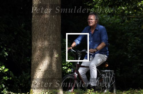 Laren Blaricum Huizen 8 juli 2024
Tom Egbers fietsen door het het gooi en genietend van het zonnetje .