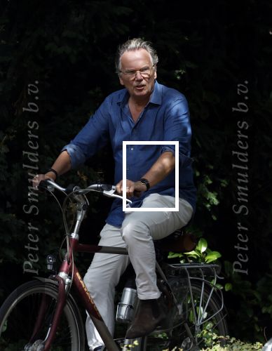 Laren Blaricum Huizen 8 juli 2024
Tom Egbers fietsen door het het gooi en genietend van het zonnetje .