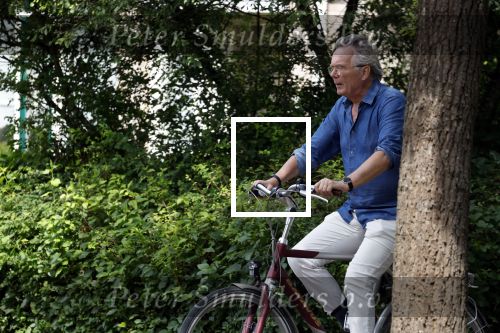 Laren Blaricum Huizen 8 juli 2024
Tom Egbers fietsen door het het gooi en genietend van het zonnetje .