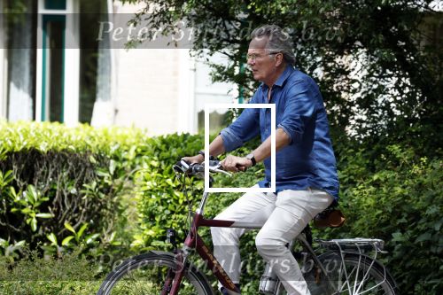 Laren Blaricum Huizen 8 juli 2024
Tom Egbers fietsen door het het gooi en genietend van het zonnetje .