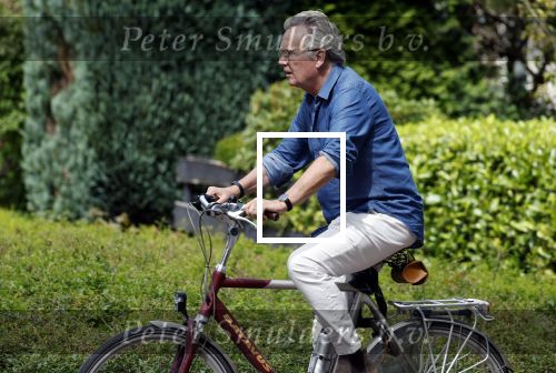 Laren Blaricum Huizen 8 juli 2024
Tom Egbers fietsen door het het gooi en genietend van het zonnetje .