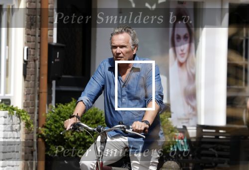 Laren Blaricum Huizen 8 juli 2024
Tom Egbers fietsen door het het gooi en genietend van het zonnetje .