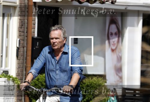 Laren Blaricum Huizen 8 juli 2024
Tom Egbers fietsen door het het gooi en genietend van het zonnetje .