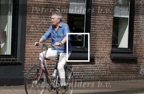 Laren Blaricum Huizen 8 juli 2024
Tom Egbers fietsen door het het gooi en genietend van het zonnetje .