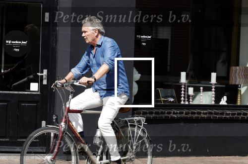 Laren Blaricum Huizen 8 juli 2024
Tom Egbers fietsen door het het gooi en genietend van het zonnetje .