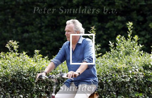 Laren Blaricum Huizen 8 juli 2024
Tom Egbers fietsen door het het gooi en genietend van het zonnetje .