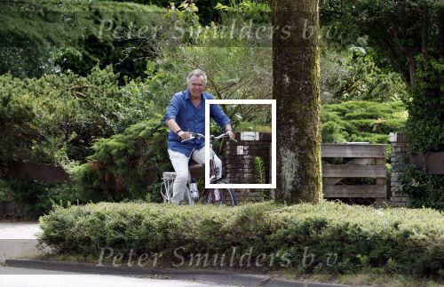 Laren Blaricum Huizen 8 juli 2024
Tom Egbers fietsen door het het gooi en genietend van het zonnetje .