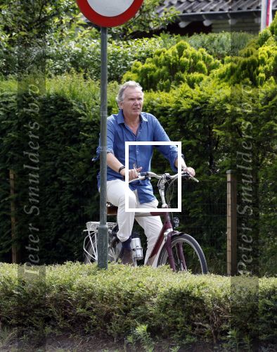 Laren Blaricum Huizen 8 juli 2024
Tom Egbers fietsen door het het gooi en genietend van het zonnetje .