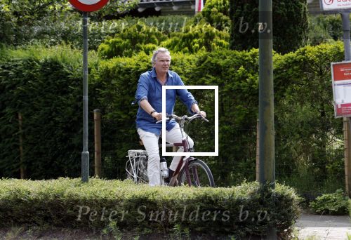 Laren Blaricum Huizen 8 juli 2024
Tom Egbers fietsen door het het gooi en genietend van het zonnetje .