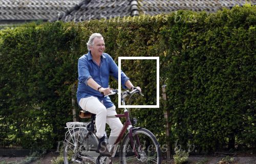 Laren Blaricum Huizen 8 juli 2024
Tom Egbers fietsen door het het gooi en genietend van het zonnetje .