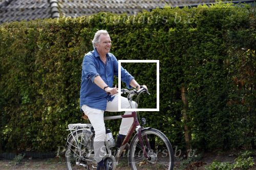 Laren Blaricum Huizen 8 juli 2024
Tom Egbers fietsen door het het gooi en genietend van het zonnetje .
