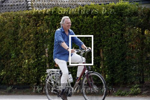 Laren Blaricum Huizen 8 juli 2024
Tom Egbers fietsen door het het gooi en genietend van het zonnetje .