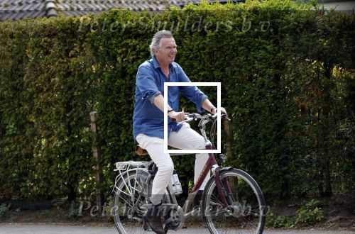 Laren Blaricum Huizen 8 juli 2024
Tom Egbers fietsen door het het gooi en genietend van het zonnetje .