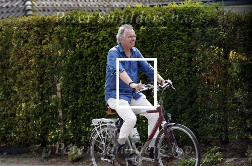 Laren Blaricum Huizen 8 juli 2024
Tom Egbers fietsen door het het gooi en genietend van het zonnetje .