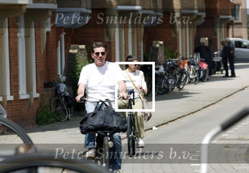 Amsterdam 4 juli 2024
Twan Huys met zijn vrouw op de fiets in het centrum van Amsterdam.