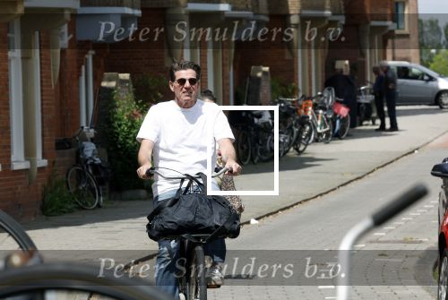 Amsterdam 4 juli 2024
Twan Huys met zijn vrouw op de fiets in het centrum van Amsterdam.
