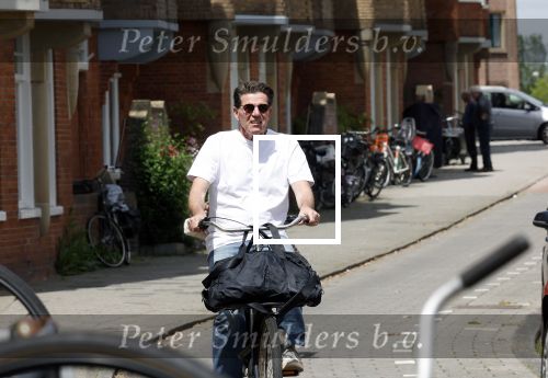 Amsterdam 4 juli 2024
Twan Huys met zijn vrouw op de fiets in het centrum van Amsterdam.