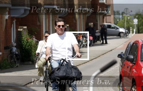 Amsterdam 4 juli 2024
Twan Huys met zijn vrouw op de fiets in het centrum van Amsterdam.