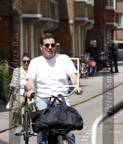 Amsterdam 4 juli 2024
Twan Huys met zijn vrouw op de fiets in het centrum van Amsterdam.