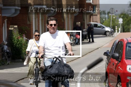 Amsterdam 4 juli 2024
Twan Huys met zijn vrouw op de fiets in het centrum van Amsterdam.