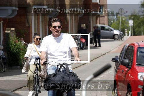 Amsterdam 4 juli 2024
Twan Huys met zijn vrouw op de fiets in het centrum van Amsterdam.