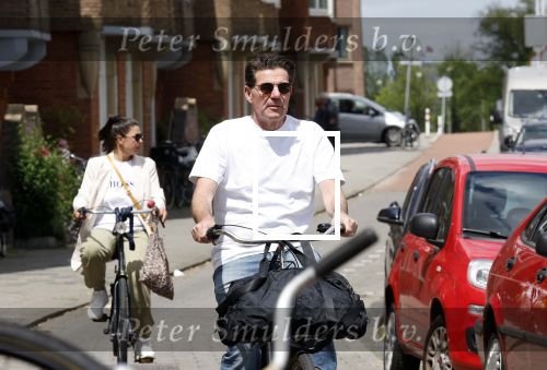 Amsterdam 4 juli 2024
Twan Huys met zijn vrouw op de fiets in het centrum van Amsterdam.