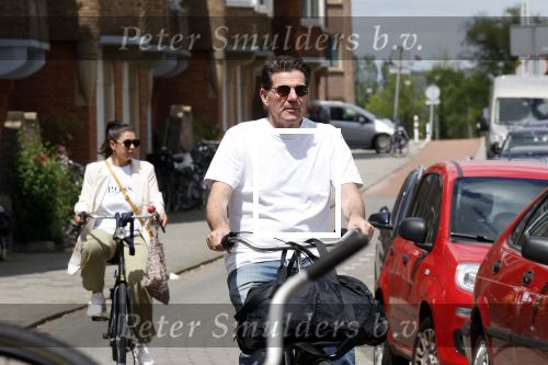 Amsterdam 4 juli 2024
Twan Huys met zijn vrouw op de fiets in het centrum van Amsterdam.