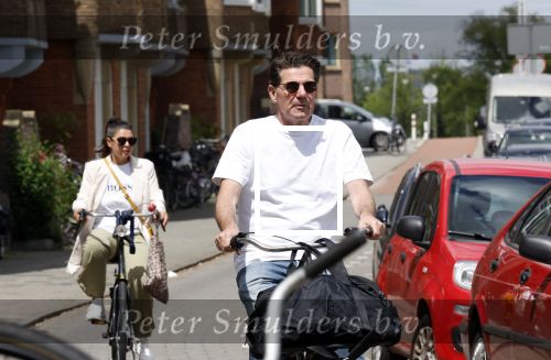 Amsterdam 4 juli 2024
Twan Huys met zijn vrouw op de fiets in het centrum van Amsterdam.