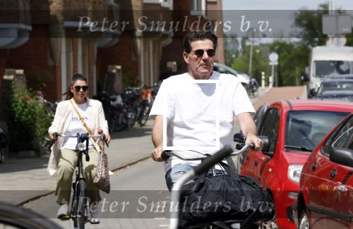 Amsterdam 4 juli 2024
Twan Huys met zijn vrouw op de fiets in het centrum van Amsterdam.