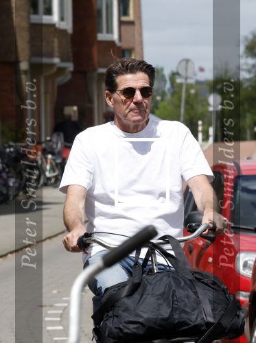 Amsterdam 4 juli 2024
Twan Huys met zijn vrouw op de fiets in het centrum van Amsterdam.