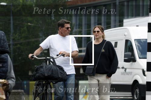 Amsterdam 4 juli 2024
Twan Huys met zijn vrouw op de fiets in het centrum van Amsterdam.