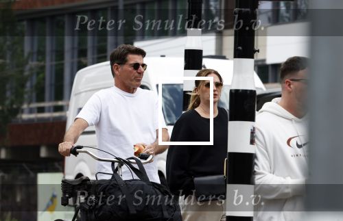 Amsterdam 4 juli 2024
Twan Huys met zijn vrouw op de fiets in het centrum van Amsterdam.