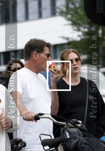Amsterdam 4 juli 2024
Twan Huys met zijn vrouw op de fiets in het centrum van Amsterdam.