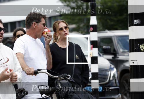 Amsterdam 4 juli 2024
Twan Huys met zijn vrouw op de fiets in het centrum van Amsterdam.
