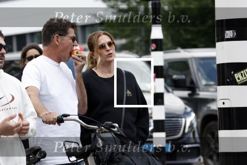 Amsterdam 4 juli 2024
Twan Huys met zijn vrouw op de fiets in het centrum van Amsterdam.